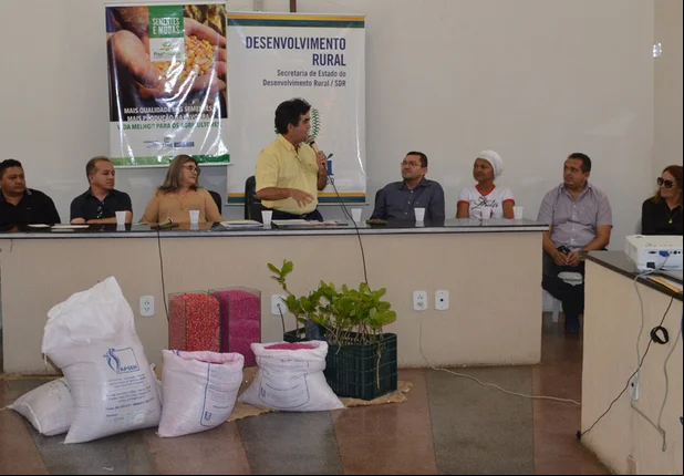 Governo entrega sementes e mudas para agricultores em Picos