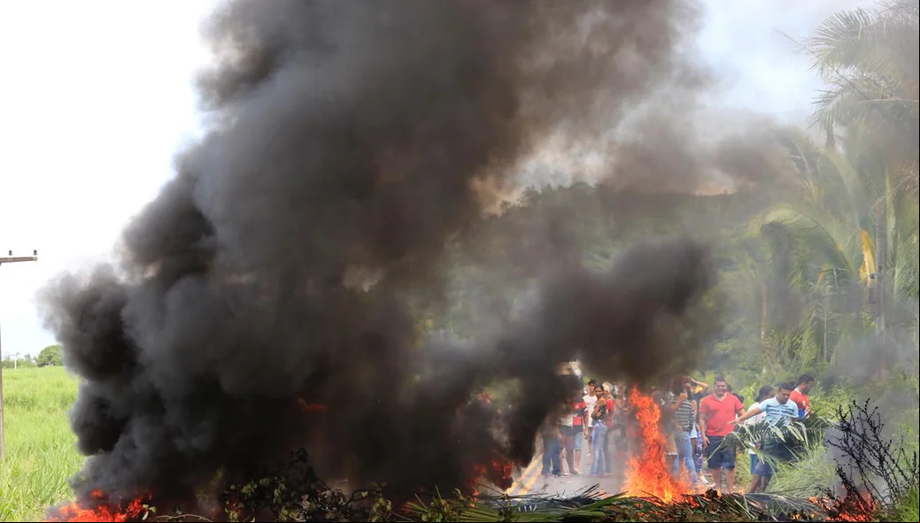Barricada foi montada por manifestantes para interditar PI-112