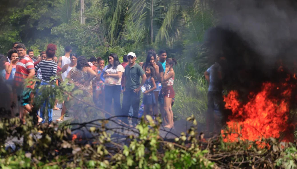 Manifestantes pedem a melhoria dos transportes públicos intermunicipais