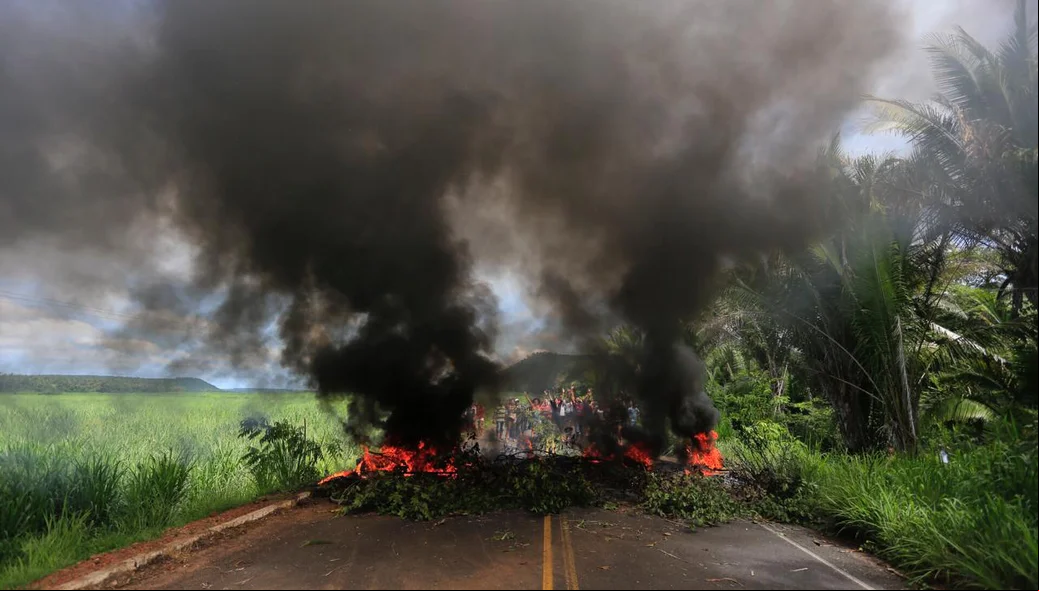 Populares interditam PI-112 em protesto contra aumento de agens de transportes públicos