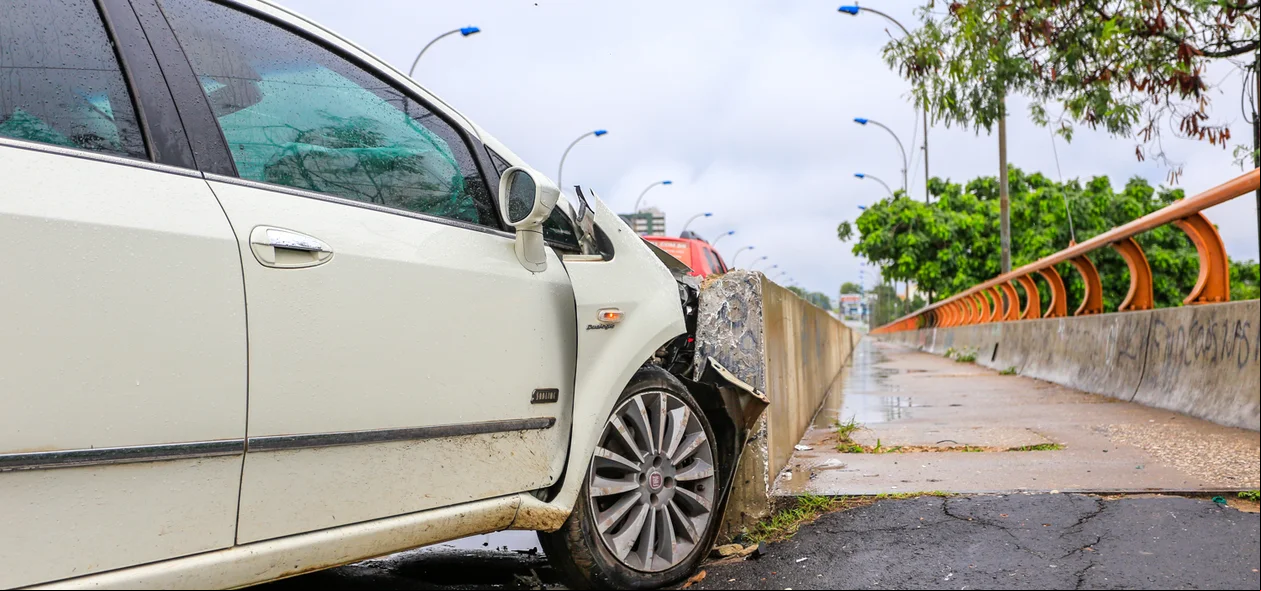 Carro bate na mureta de proteção da ponte Juscelino Kubitschek