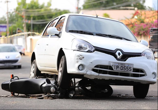 Grave acidente deixa casal e criança feridos no Jóquei