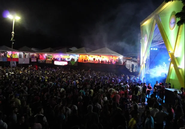  Foliões lotam a Praça de Eventos no Carnaval de Água Branca