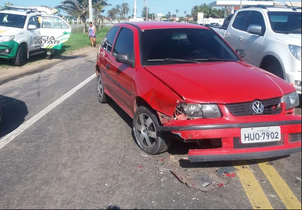 Colisão entre três carros deixa um ferido no litoral