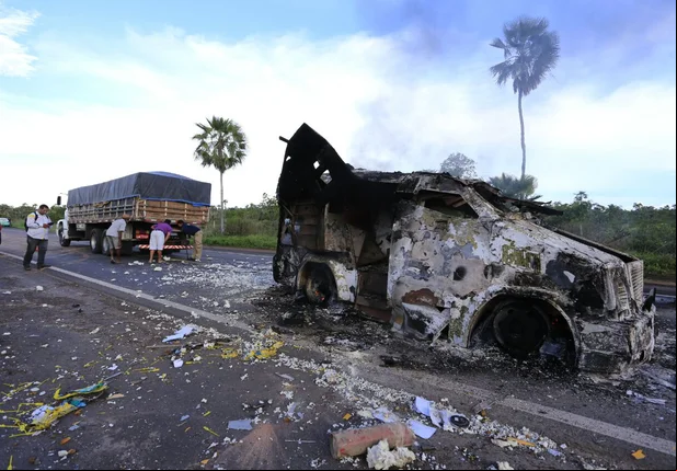 Carro-forte da Prosegur ficou completamente destruído na BR 343