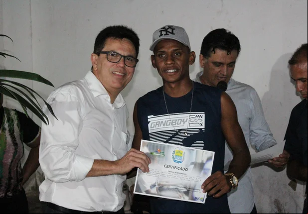 Zé Santana faz entrega de certificados em Capitão de Campos