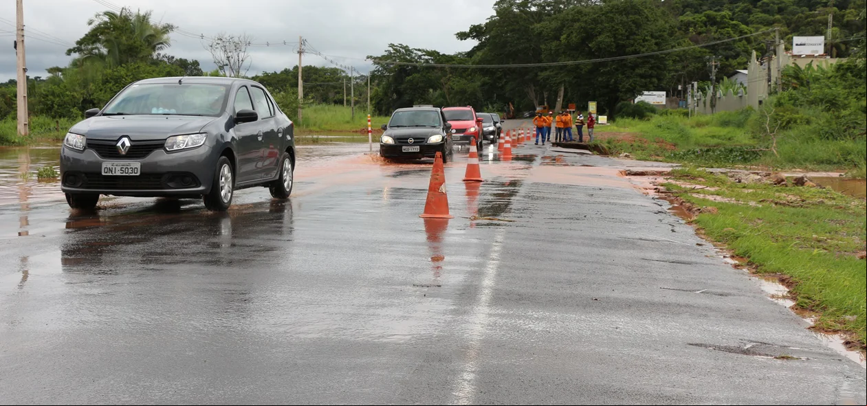 Acostamento na BR 343 desabou