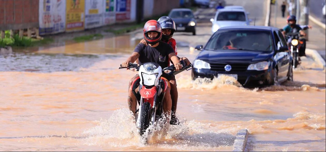 Alagamento na Avenida Joaquim Nelson em Teresina