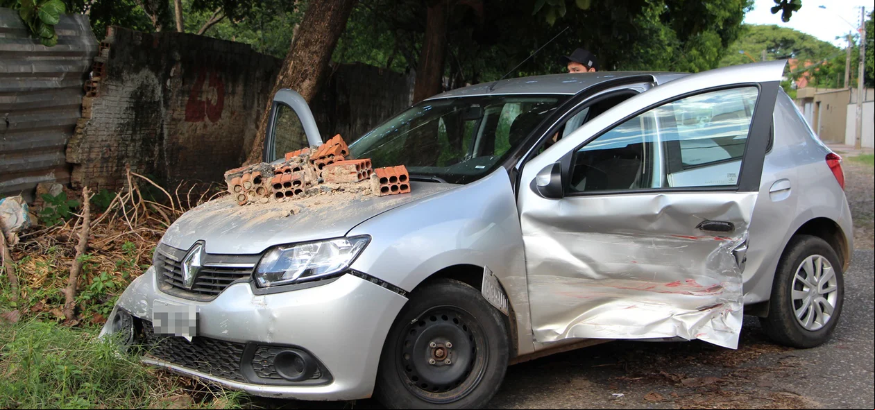 Condutor do veículo Sandero colidiu com um muro