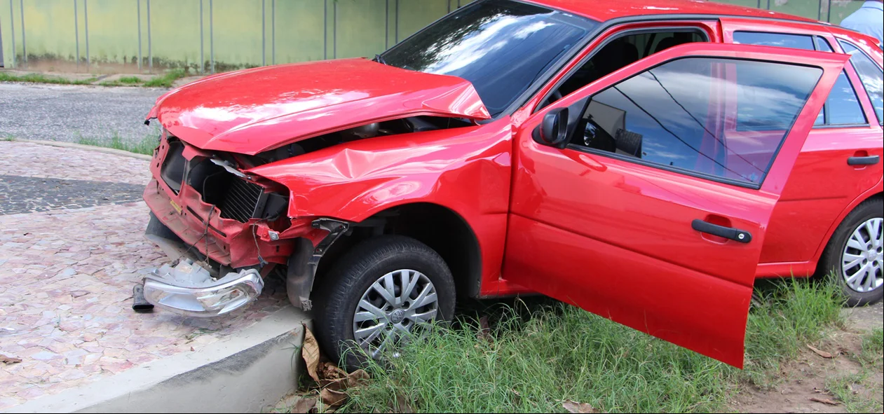 Veículo Gol teve a parte da frente destruída após o acidente