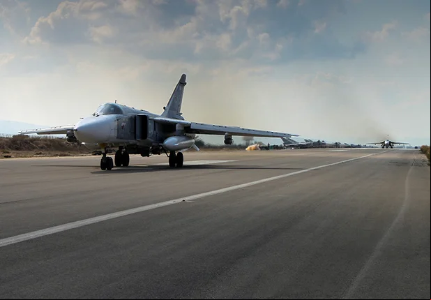 Avião na base aérea russa na Síria