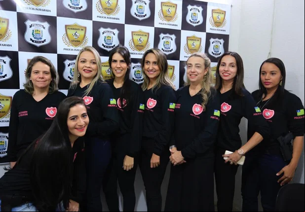 Delegadas Kátia Esteves, Lucivânia Vidal, Adília Klein, Luana Alves, Eugênia Villa, Christiane Vasconcelos, escrivã Cristina Sousa e agente Fernanda Castro