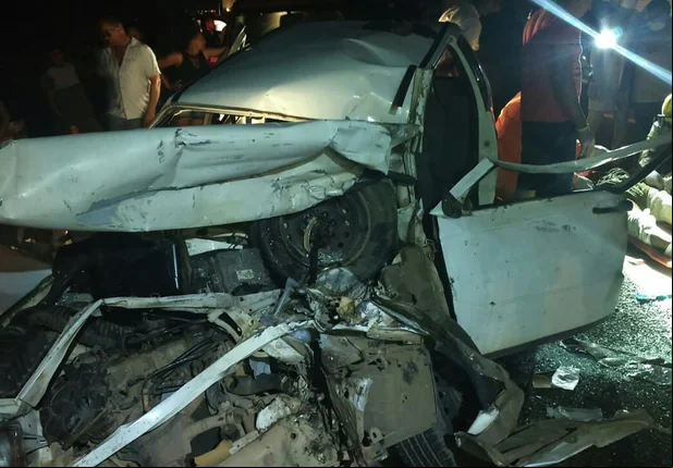 Grave acidente entre carro e caminhão na BR 316