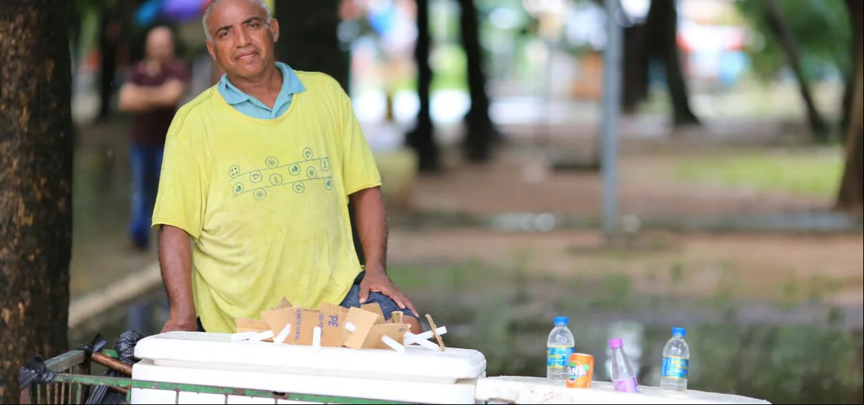 Carlos Alberto, realiza vendas e também participa da procissão