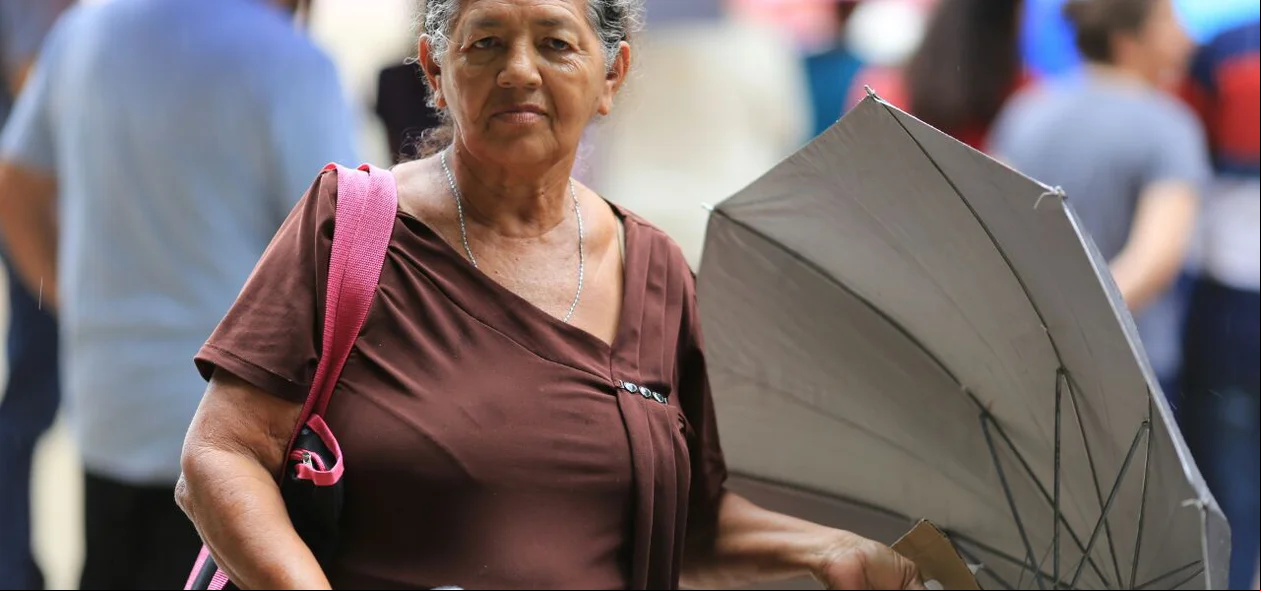 Maria das Graças participa da missa e procissão descalça