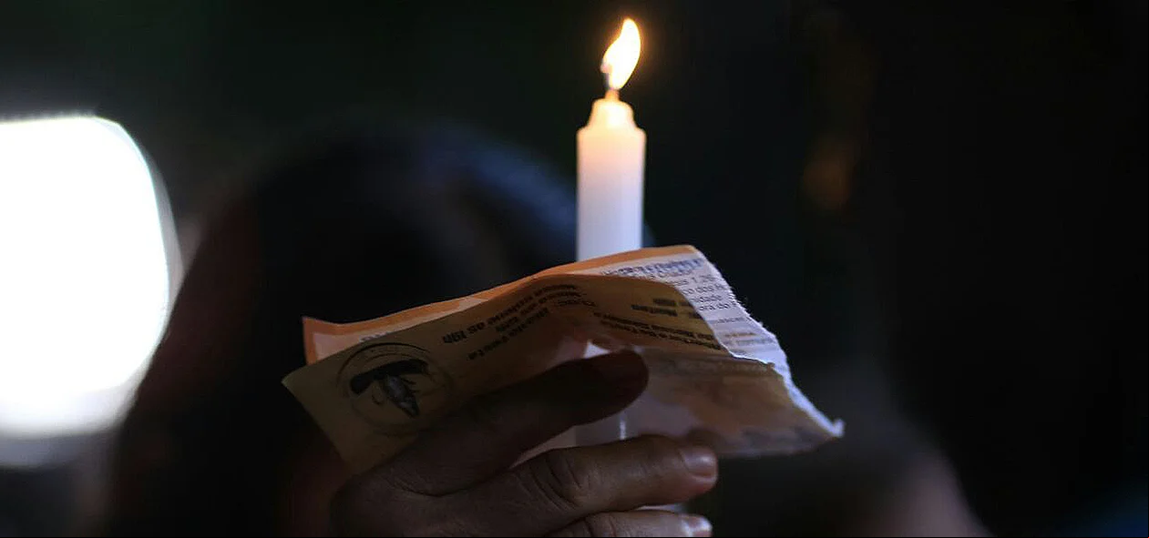 Velas são usadas na Procissão do Senhor Morto