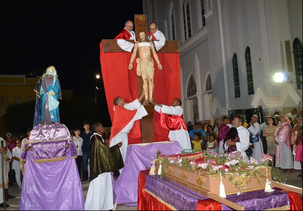 Procissão do Senhor Morto leva multidão às ruas de Picos