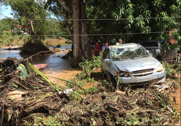 Trecho da BR 343 que desabou na zona sudeste de Teresina
