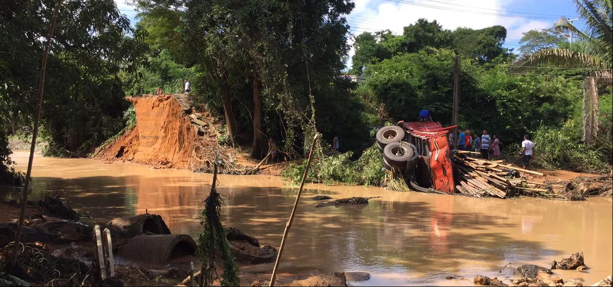 Veículo caiu na cratera que se formou em trecho da BR 343