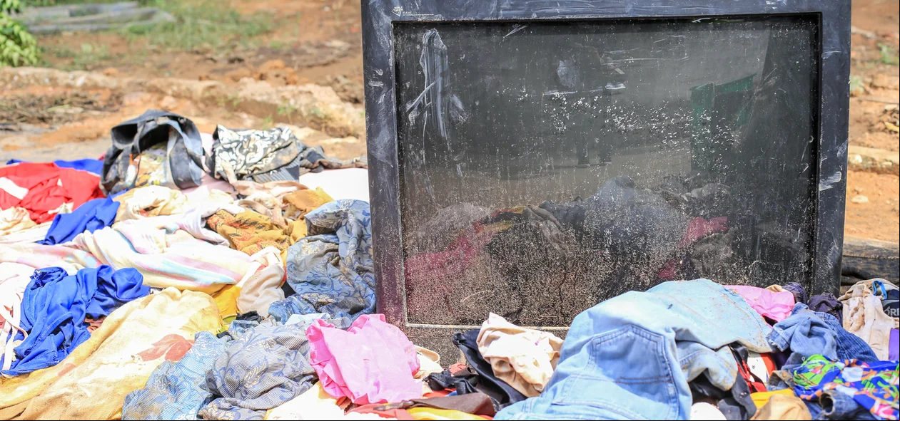 Televisão e roupas danificadas pela chuva