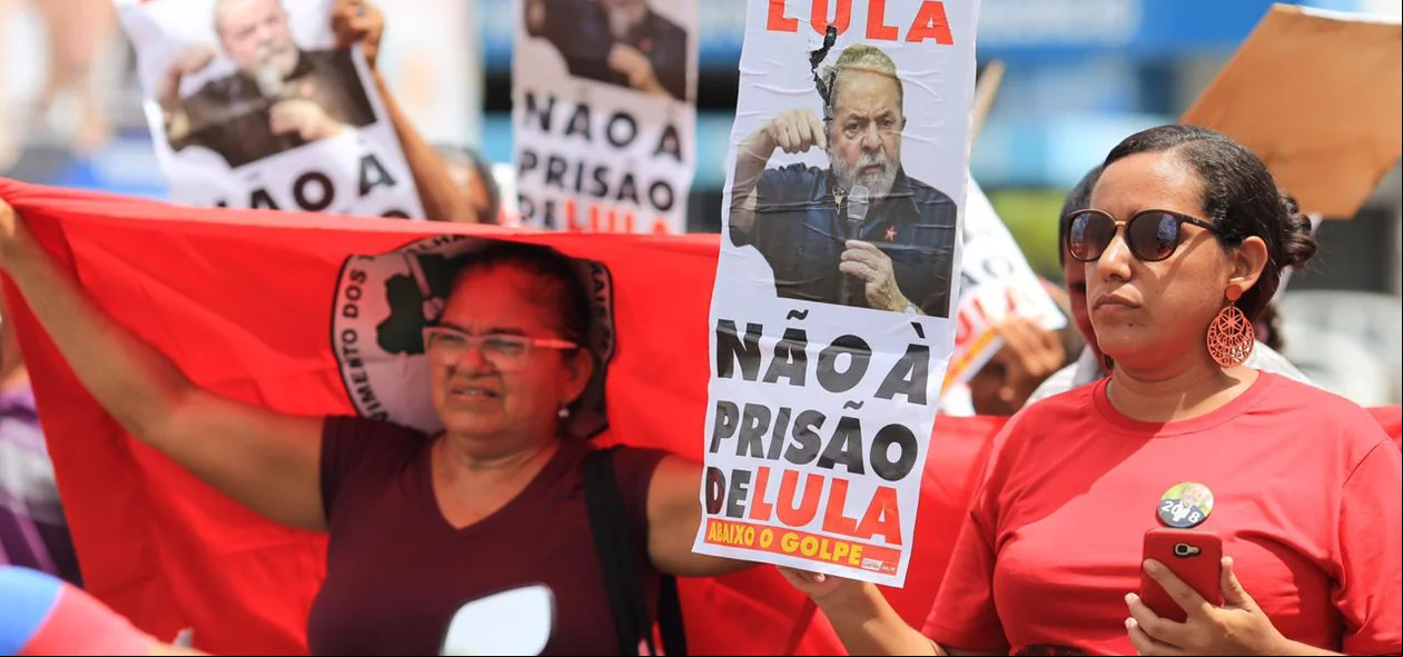Manisfestantes em frente ao prédio da Justiça Federal