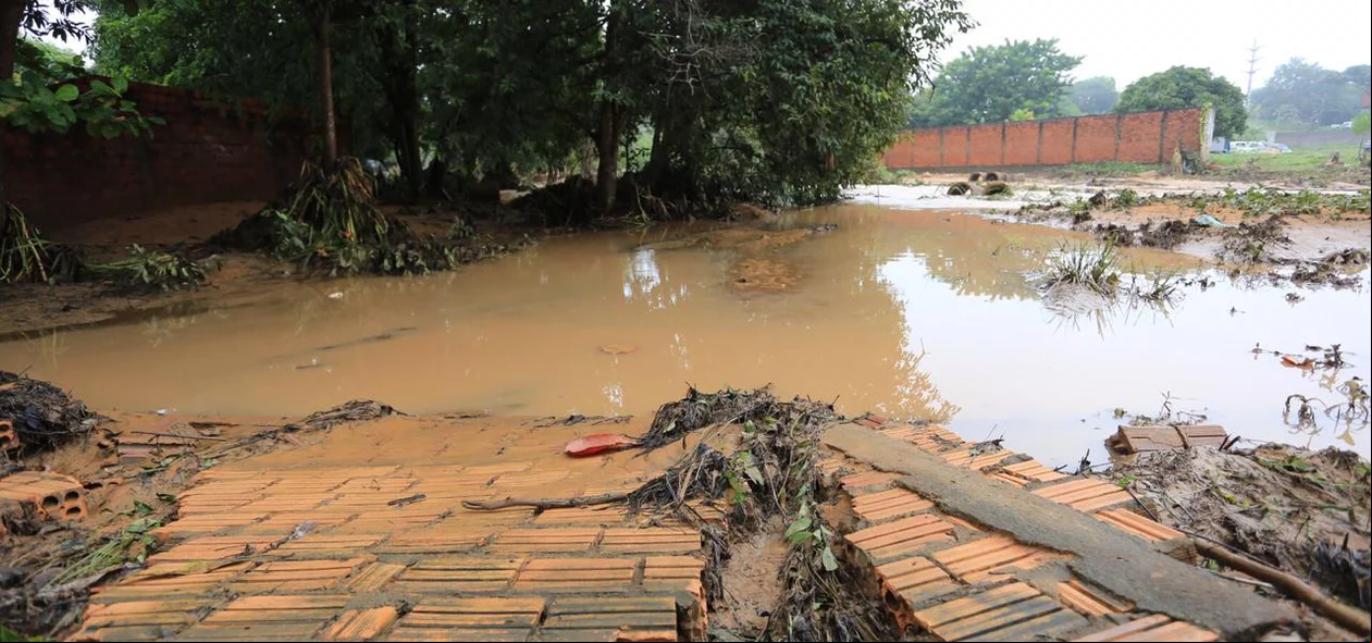 Destruição devido a força da chuva no Recanto das Palmeiras, zona leste
