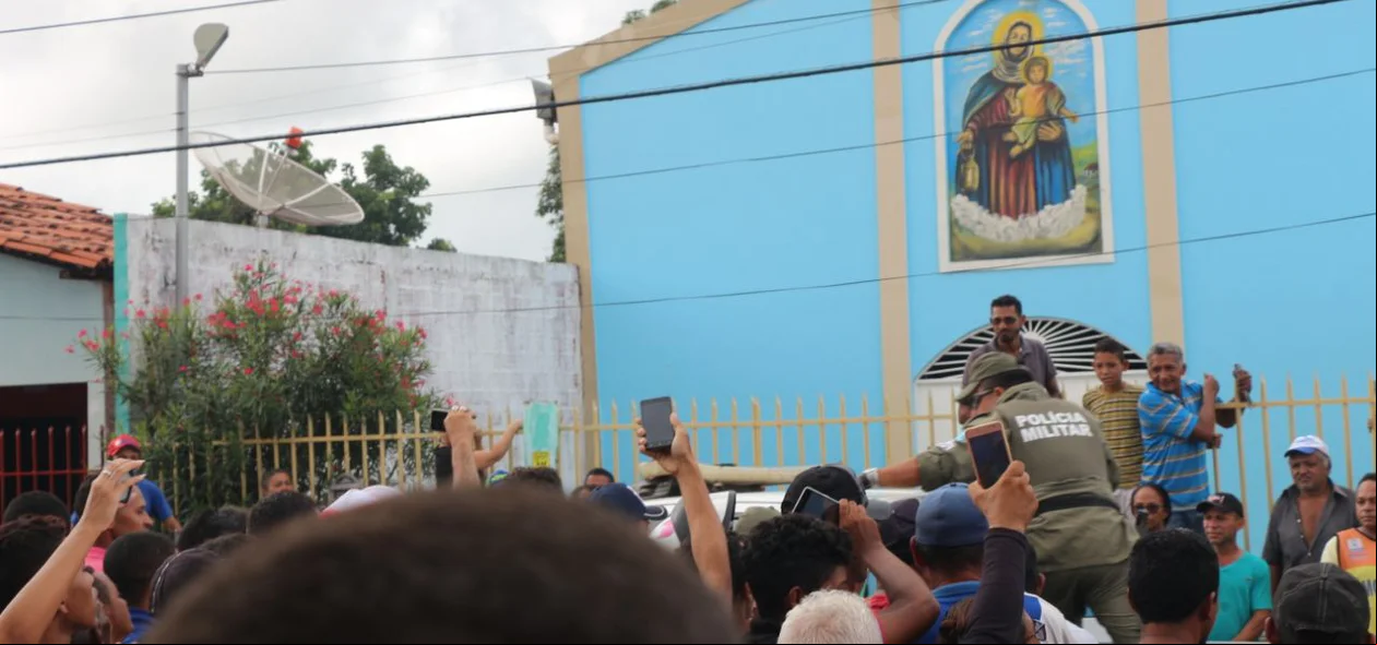 Populares se aglomeraram no local
