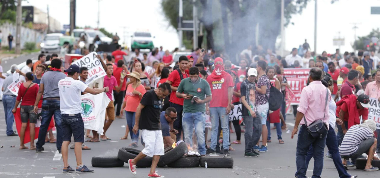 Manifestantes ateiam fogo em pneus
