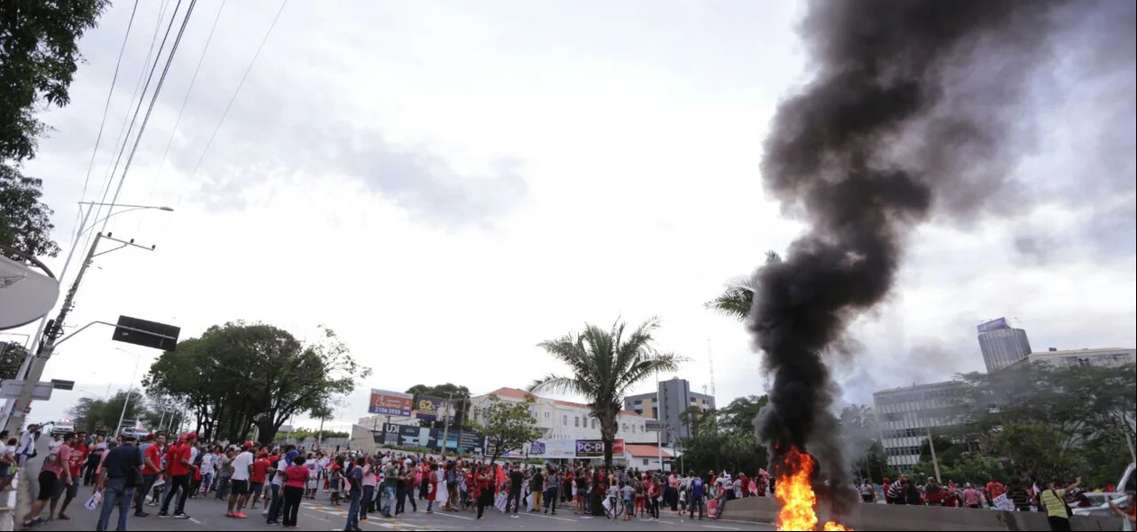 Pneus queimados durante manifestação