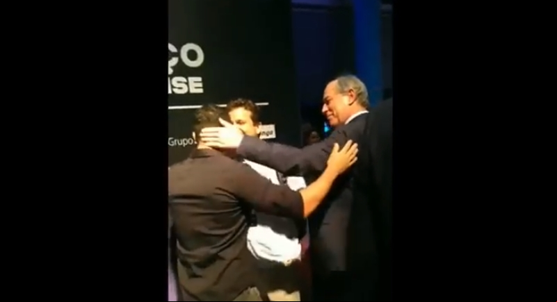 Ciro Gomes dá tapas em youtuber em Porto Alegre
