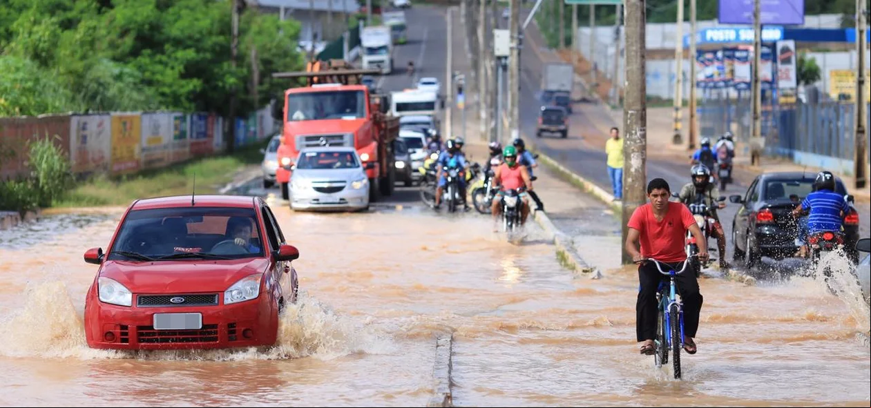 A Avenida volta a ficar alagada na manhã desta sexta-feira (13)