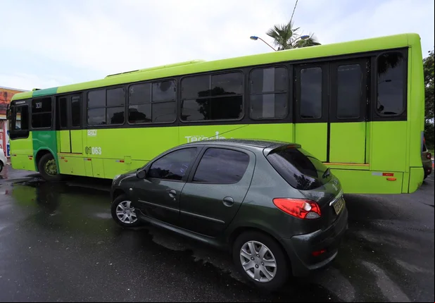 Acidente entre veículo de eio e ônibus em Teresina