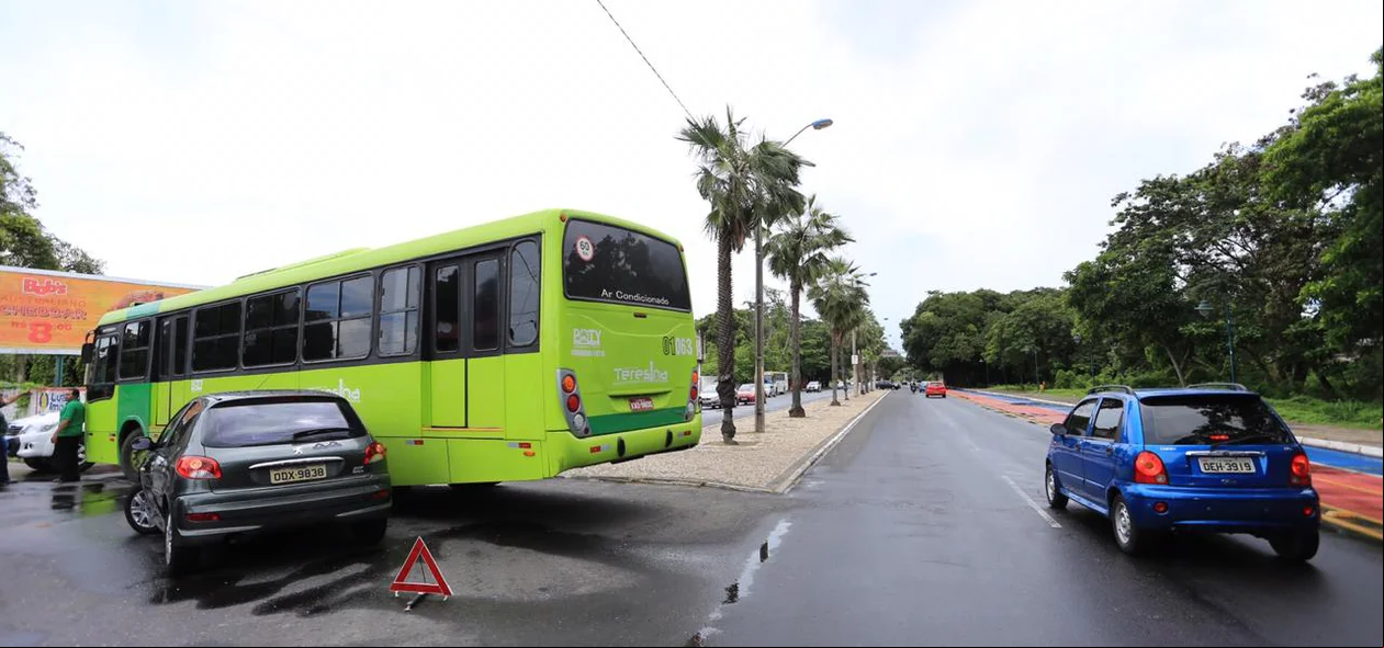 Uma das vidas da Avenida Marechal Castelo Branco ficou interditada pelo ônibus