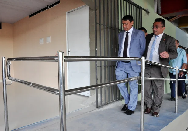 Governador visita obras da praça cultural sob a Ponte JK