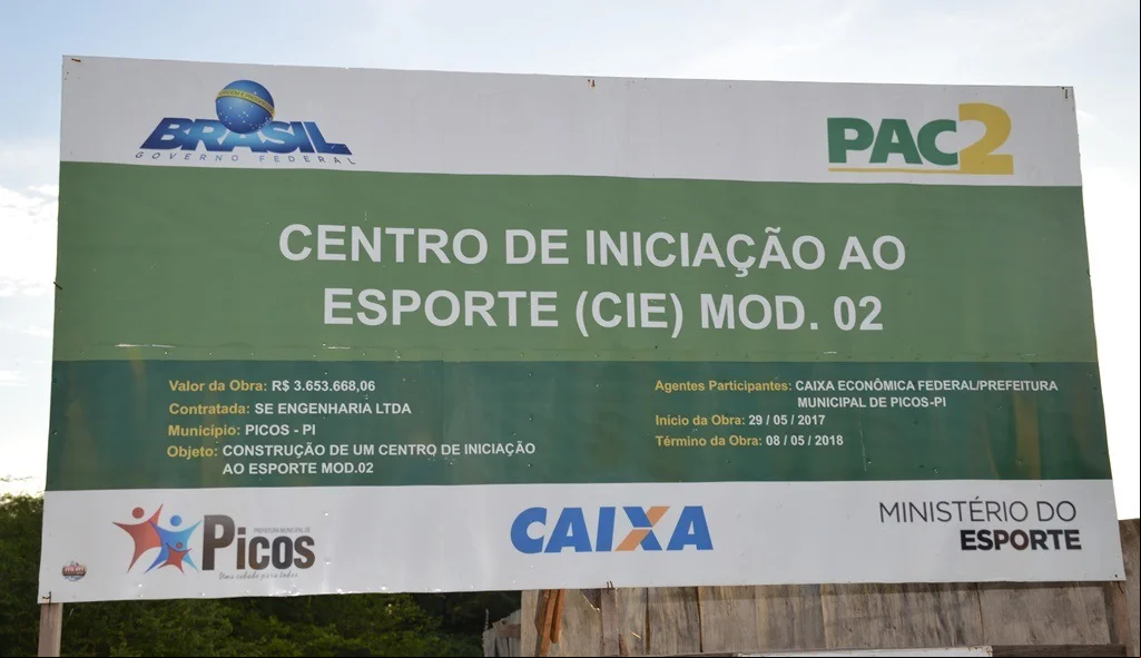 Placa com informações sobre a obra