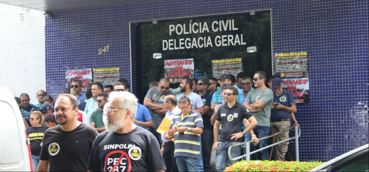 Manifestação ocorreu nesta sexta-feira na Praça Saraiva, em Teresina
