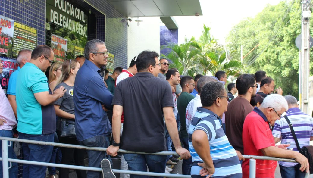 Policiais e escrivães realizam ato na Delegacia Geral da Polícia Civil