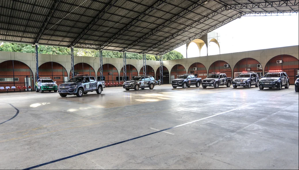Viaturas saindo para operação