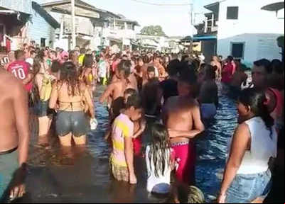 Moradores fazem festa após enchente em cidade do Amapá