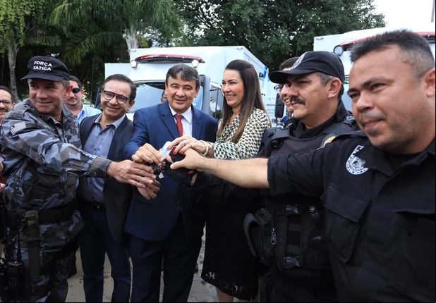 Governador entrega viaturas especiais para o transporte de presos