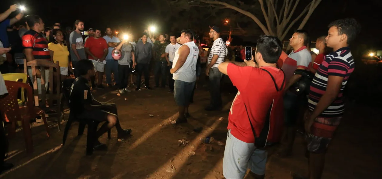 Líder comunitário Elizeu conversa com manifestantes