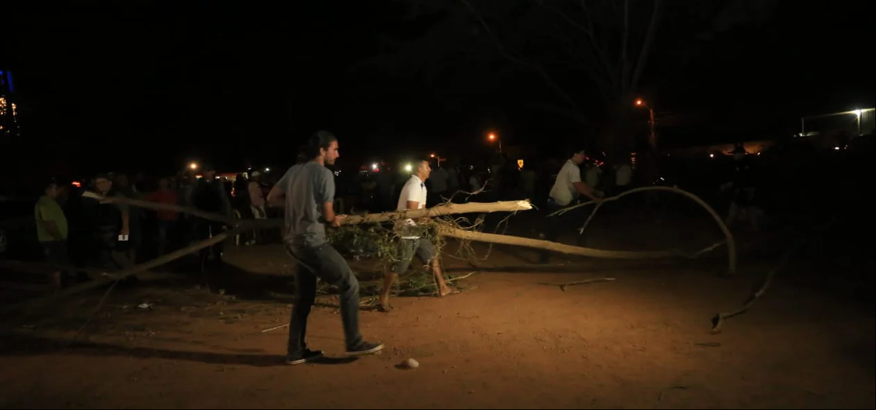 Manifestantes retiram galhos