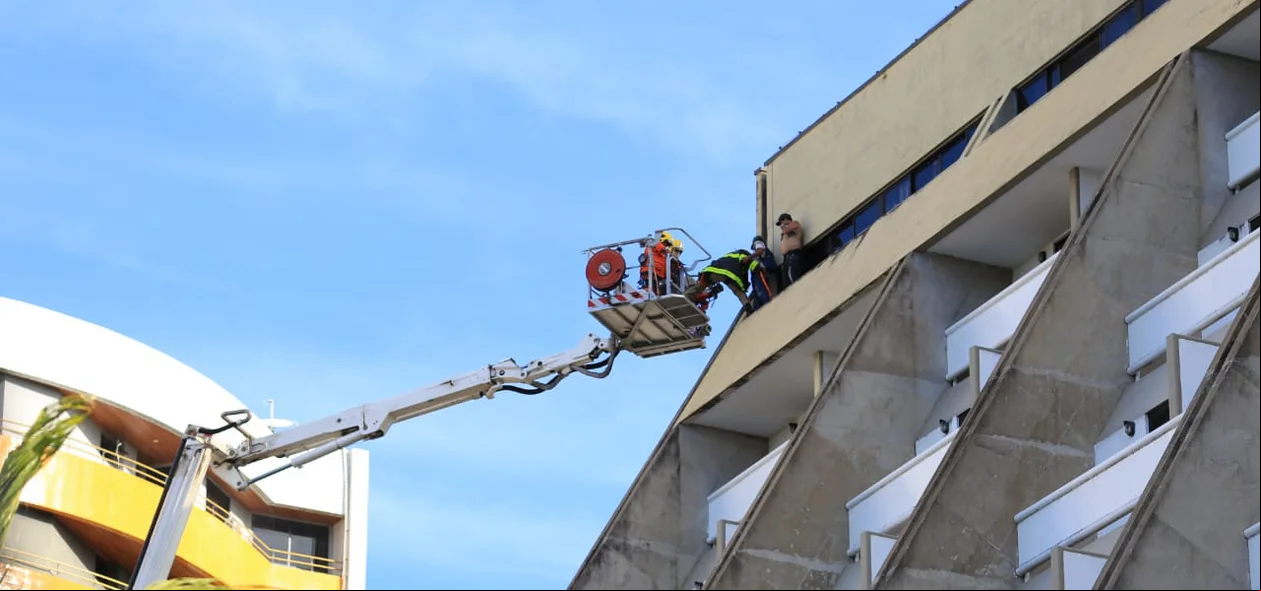 Bombeiros socorrem homens que estavam na sacada do hotel 