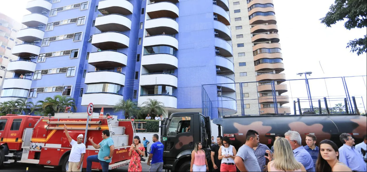 Carro pipa do exército chega para ajudar no controle das chamas