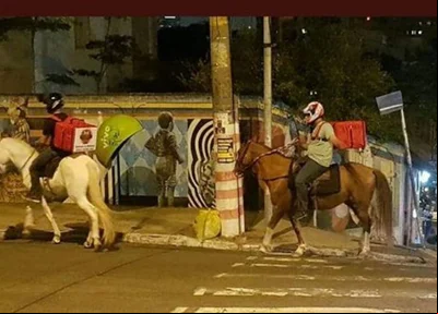 Empresas trocam motocicletas por cavalos por falta de gasolina