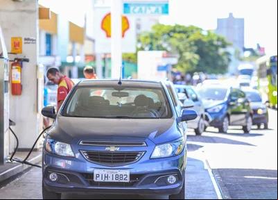 Fila para abastecer no Posto de combustível da João XXIII