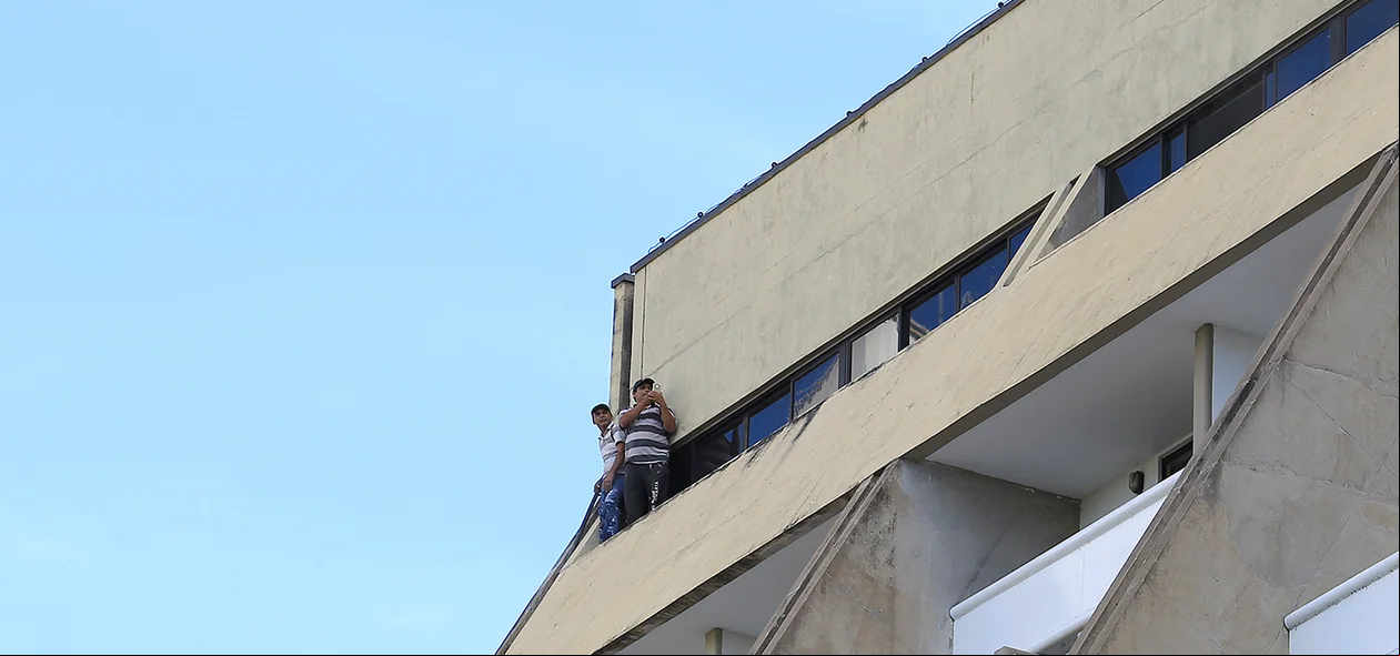 Pessoas presas no prédio