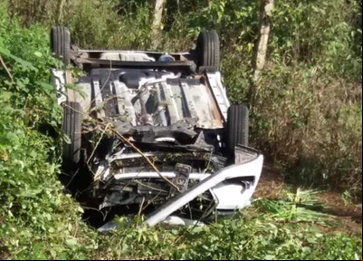 Carro que capotou na PI-112