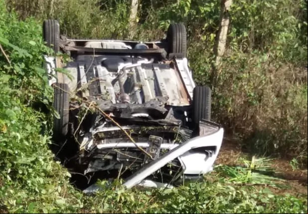 Carro que capotou na PI-112