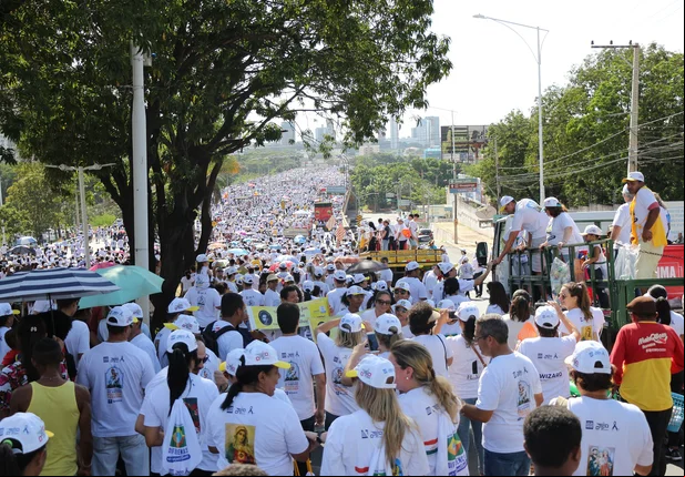 Multidão para a 23ª Caminhada da Fraternidade